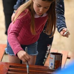 La Princesa Charlotte pintando un mueble en the Big Help Out por la Coronación