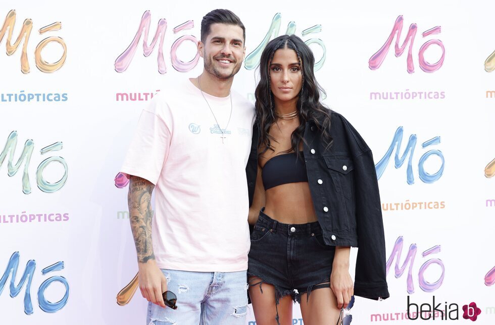 Mario González y Claudia Martínez posando junto en el evento de 'MO' de Multiópticas