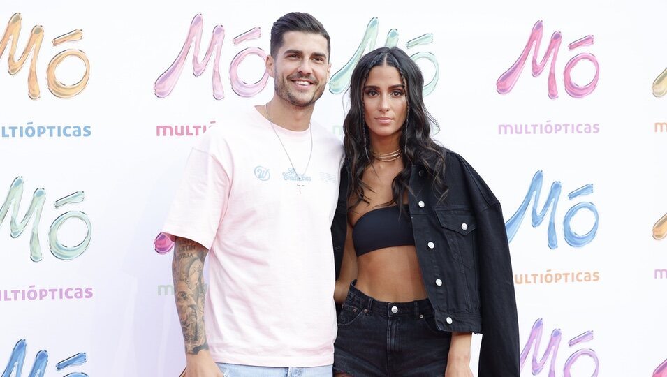Mario González y Claudia Martínez posando junto en el evento de 'MO' de Multiópticas