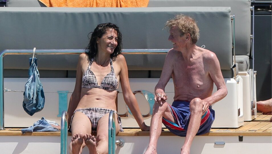 Ernesto de Hannover y Claudia Stilianopoulos en un barco en Ibiza