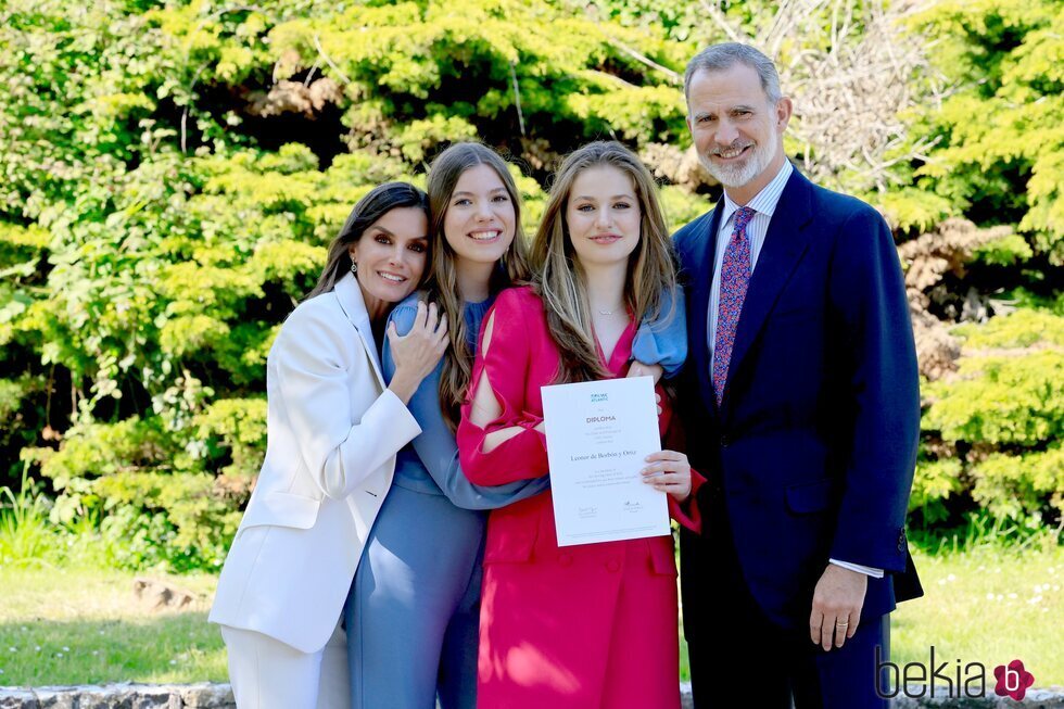 Los Reyes Felipe y Letizia y la Infanta Sofía con la Princesa Leonor tras el acto de graduación en el UWC Atlantic College