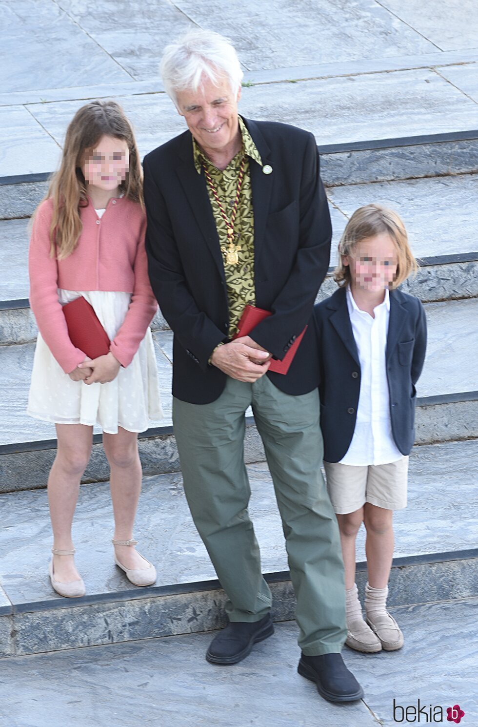 Olivia y Mateo, hijos de Rosauro Varo y Amaia Salamanca, con Kiko Veneno
