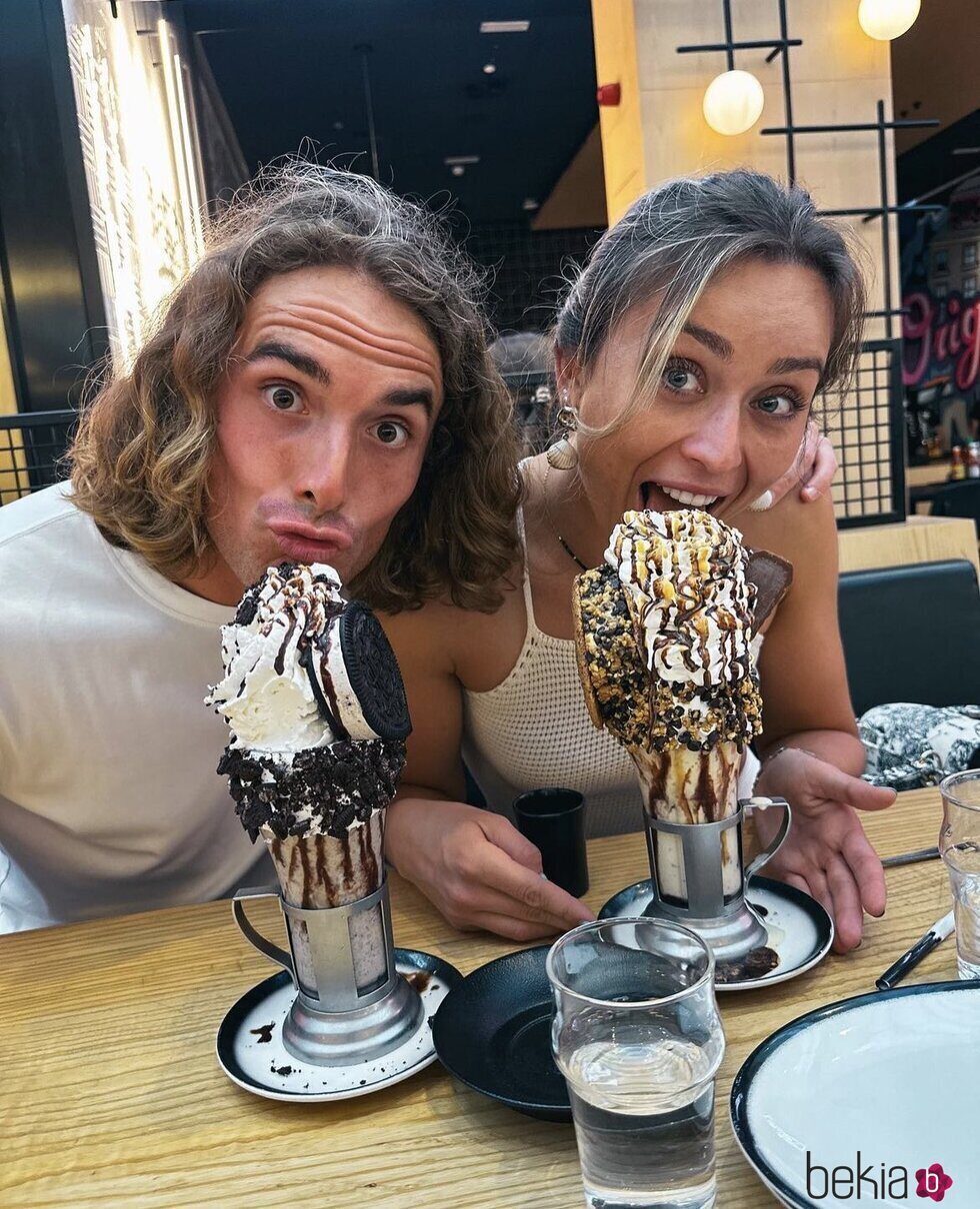 Stefanos Tsitsipas y Paula Badosa comiéndose un helado en Miami