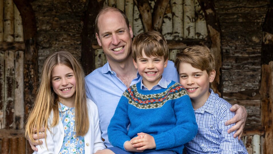 El Príncipe Guillermo y sus hijos George, Charlotte y Louis en un posado por el Día del Padre