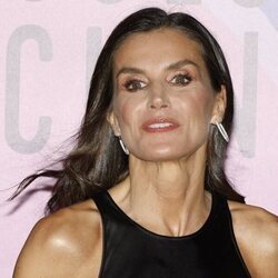 Primer plano de la Reina Letizia en los Premios Monólogos Científicos 2023