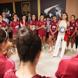 La Reina Letizia hablando con las jugadoras de la Selección Nacional Femenina de Fútbol