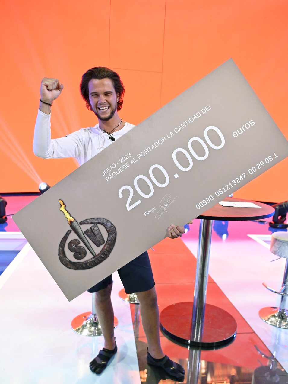 Bosco Martínez Bordiú posa con el premio como ganador de 'SV 2023'