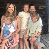 Carlos Felipe y Sofia de Suecia y sus hijos Alexander, Gabriel y Julian en un posado de verano en Öland