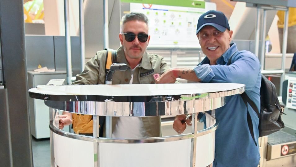 Kiko Hernández y Kiko Matamoros en el pulpillo en el aeropuerto de Madrid