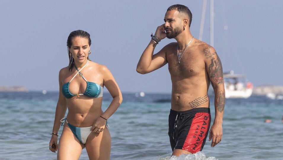 Manuel Cortés en Ibiza con una chica desconocida