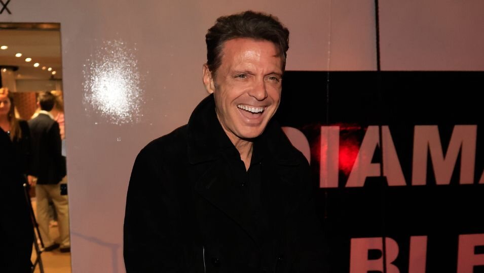 Luis Miguel posa sonriente en un evento en París