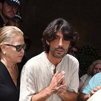 Alejandro Jiménez, hijo de María Jiménez, agradece a la prensa en la capilla ardiente de su madre