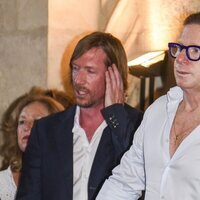 Jorge Cadaval y su marido Ken Appleton en la capilla ardiente de María Jiménez