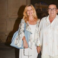 María del Monte e Inmaculada Casal a la salida de la capilla ardiente de María Jiménez