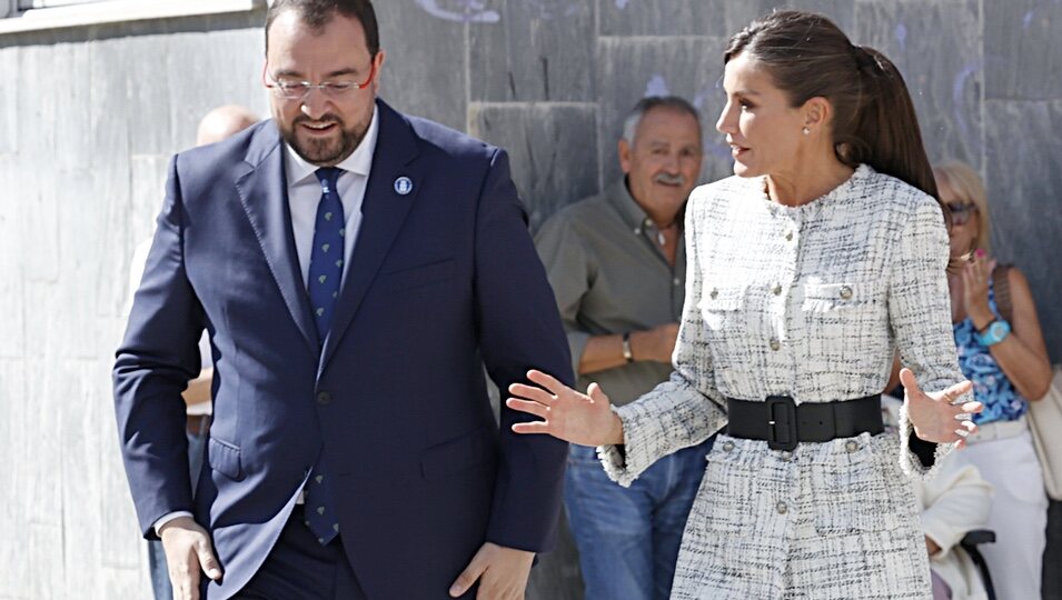 La Reina Letizia hablando con Adrián Barbón en la apertura del Curso de Formación Profesional 2023/2024 en Langreo