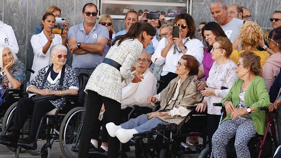 La Reina Letizia saluda a unas ancianas en la apertura del Curso de Formación Profesional 2023/2024 en Langreo
