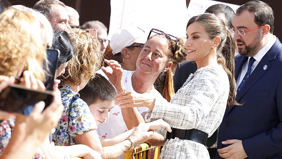 La Reina Letizia haciéndose un selfie con una mujer en la apertura del Curso de Formación Profesional 2023/2024 en Langreo