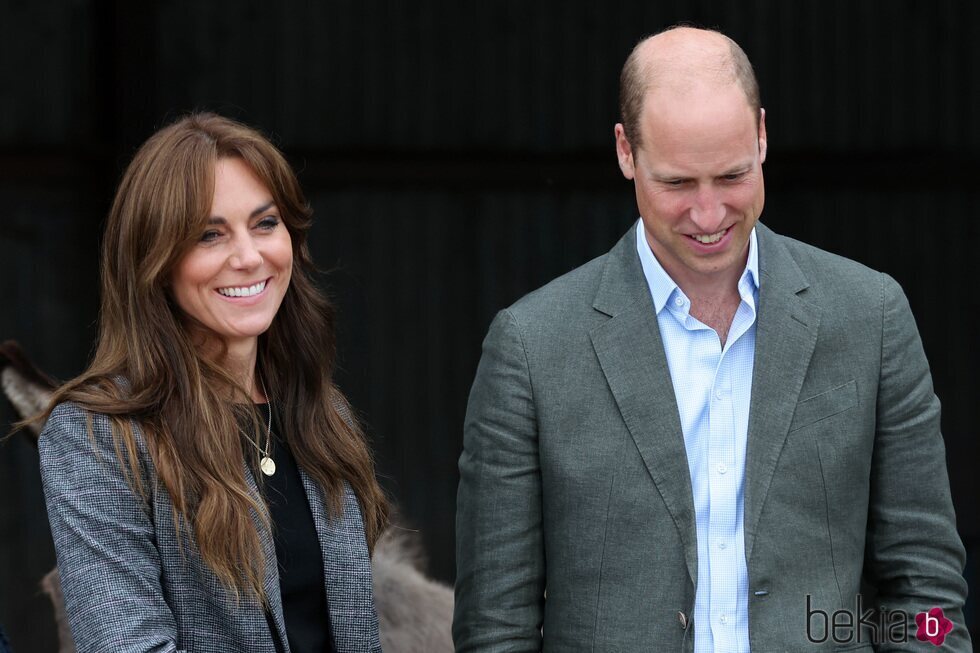 Kate Middleton y el Príncipe Guillermo visitan una escuela forestal