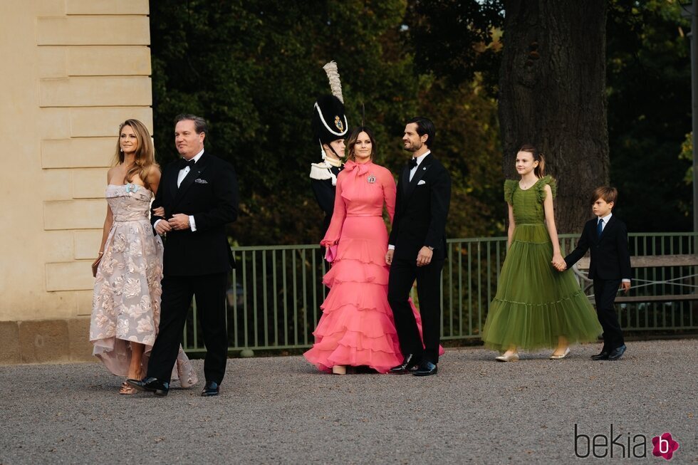 Magdalena de Suecia y Chris O'Neill, Carlos Felipe y Sofia de Suecia y Estelle y Oscar de Suecia en la ópera por el Jubileo de Carlos Gustavo de Suecia