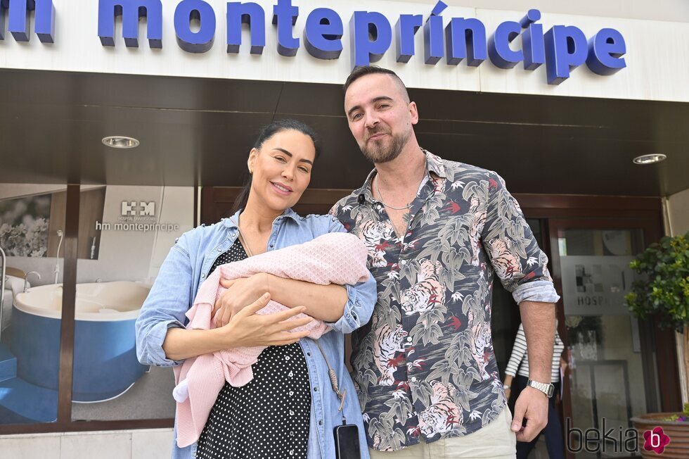 Vania Millán y Julián Bayón presentan a su hija recién nacida