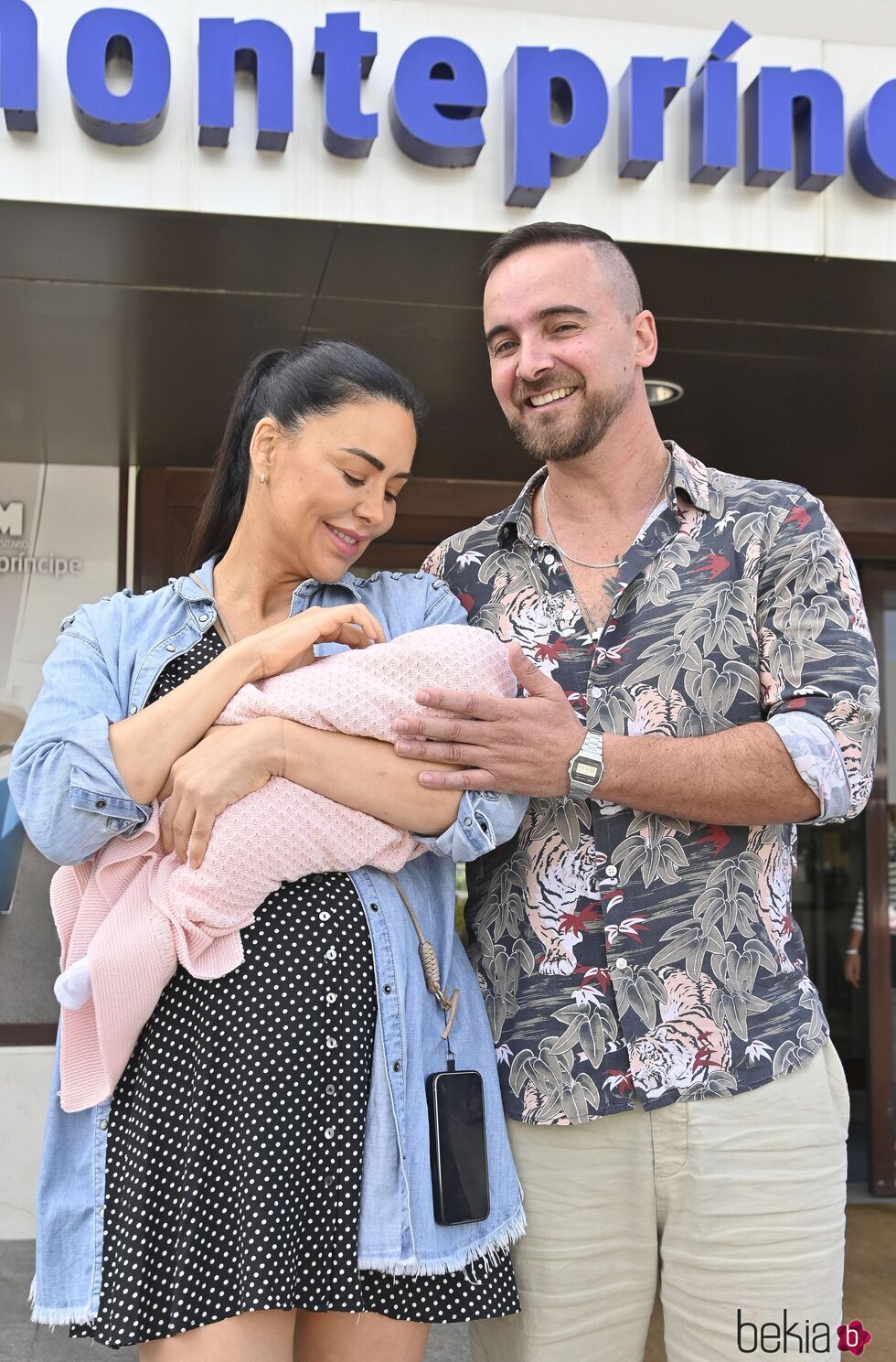 Vania Millán mira con ternura a su hija recién nacida junto a Julián Bayón