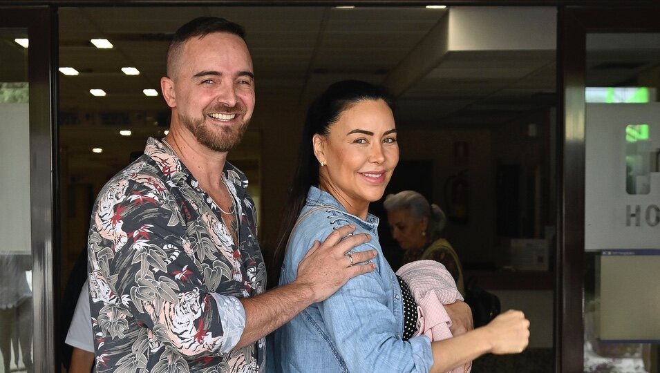 Vania Millán y Julián Bayón tras presentar a su hija a los medios