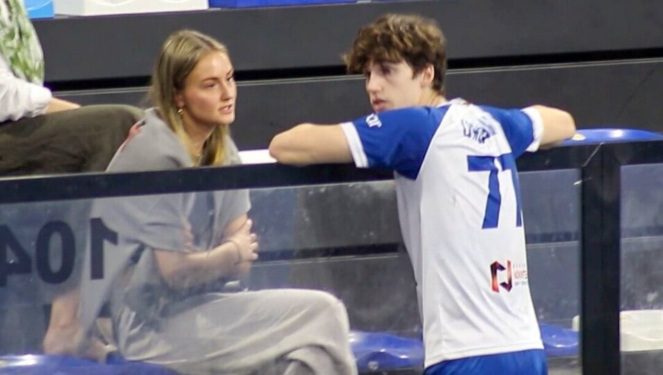 Pablo Urdangarin y Johanna Zott en un partido de balonmano