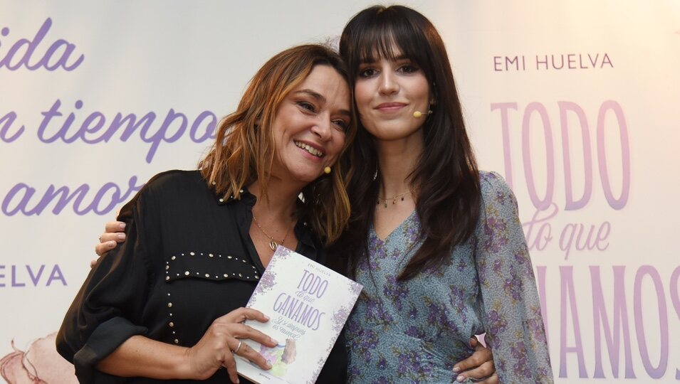 Toñi Moreno apoya a Emi Huelva en la presentación de su libro 'Todo lo que ganamos'