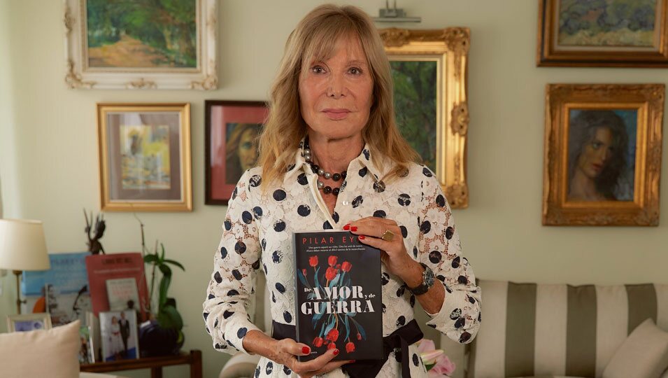 Pilar Eyre con su novela 'De amor y de guerra'