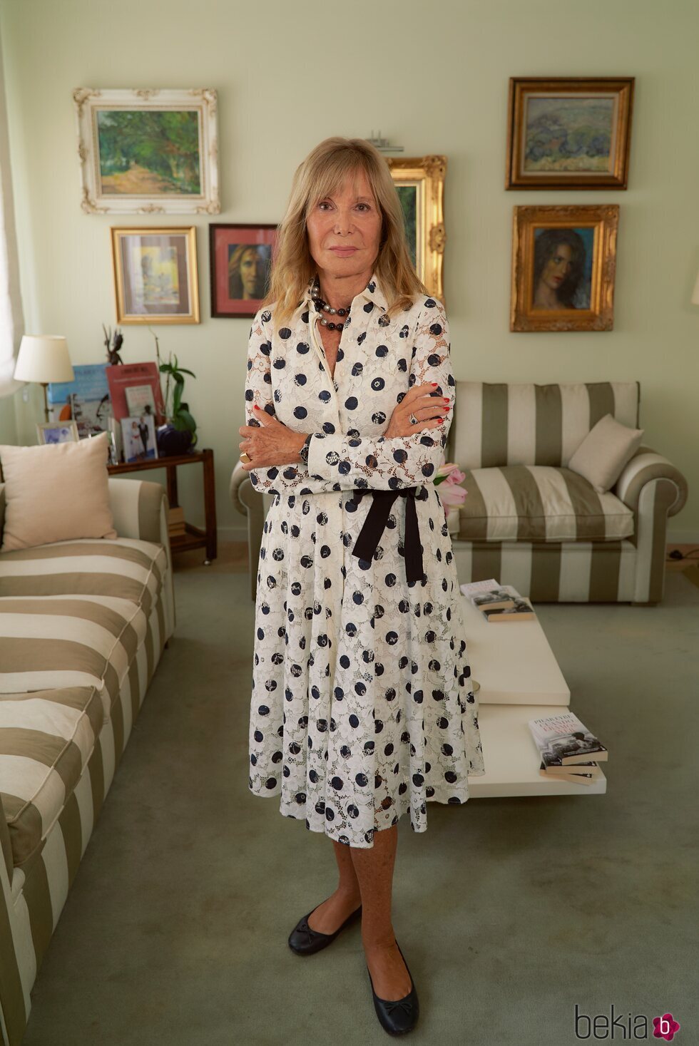 Pilar Eyre en el salón de su casa de Barcelona