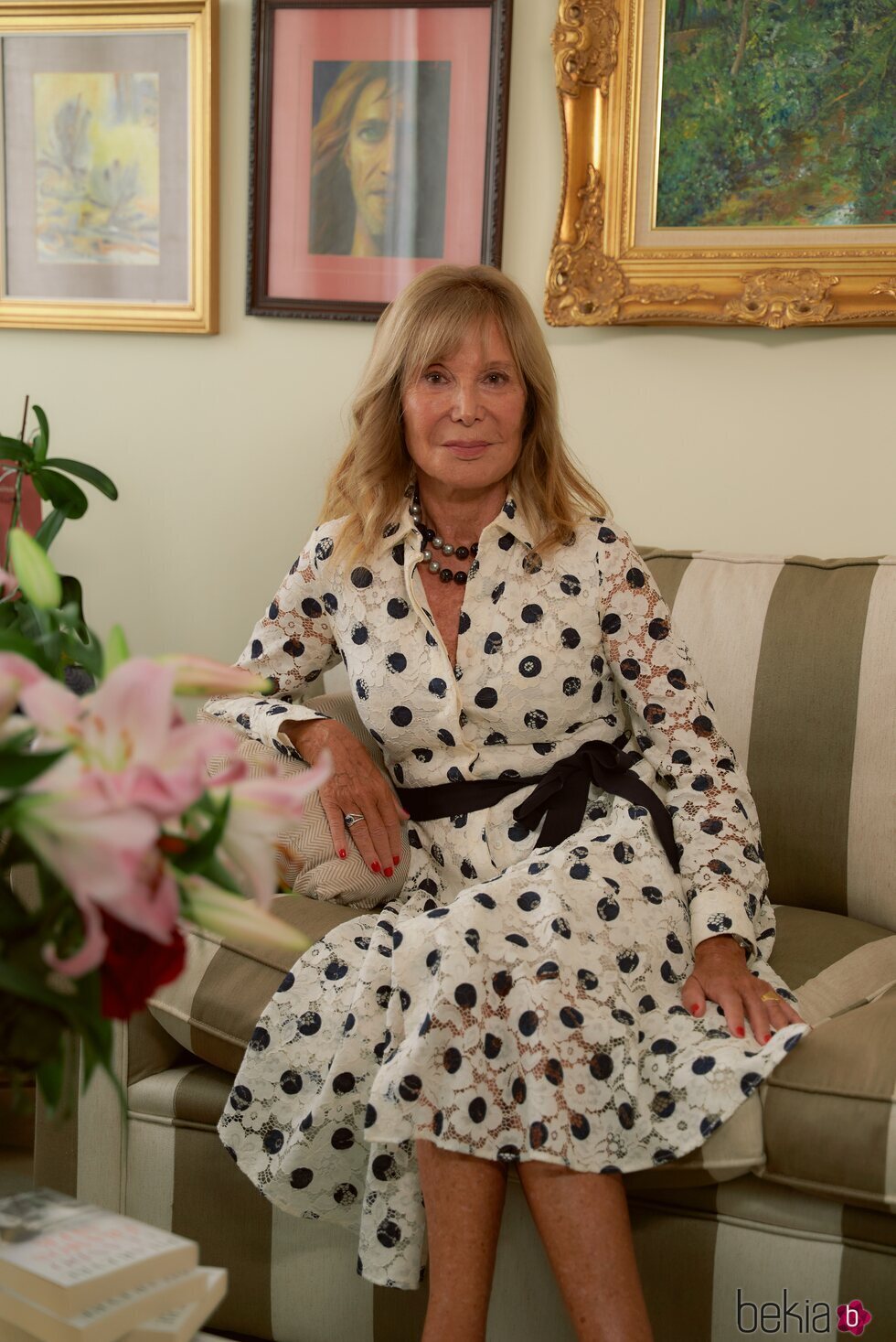 Pilar Eyre en el sofá de su casa de Barcelona
