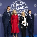 Pilar Eyre y su hijo en el Premio Planeta 2023