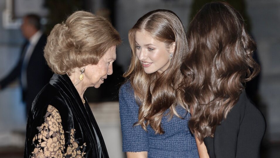 La Reina Sofía agarrando del brazo a la Princesa Leonor en los Premios Princesa de Asturias 2023