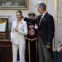 El Rey Felipe saca la coleta a la Princesa Leonor en un gesto cómplice en la Jura de la Constitución