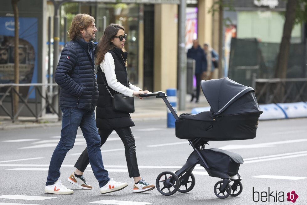 Santiago Pedraz y Elena Hormigos paseando con su bebé
