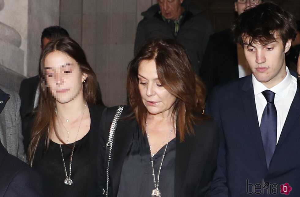 Nuria González con sus hijos en la misa de Fernando Fernández Tapias