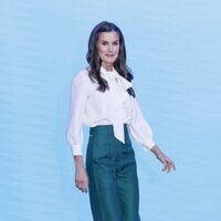 La Reina Letizia con una blusa blanca de Carolina Herrera y pantalones verdes de Hugo Boss