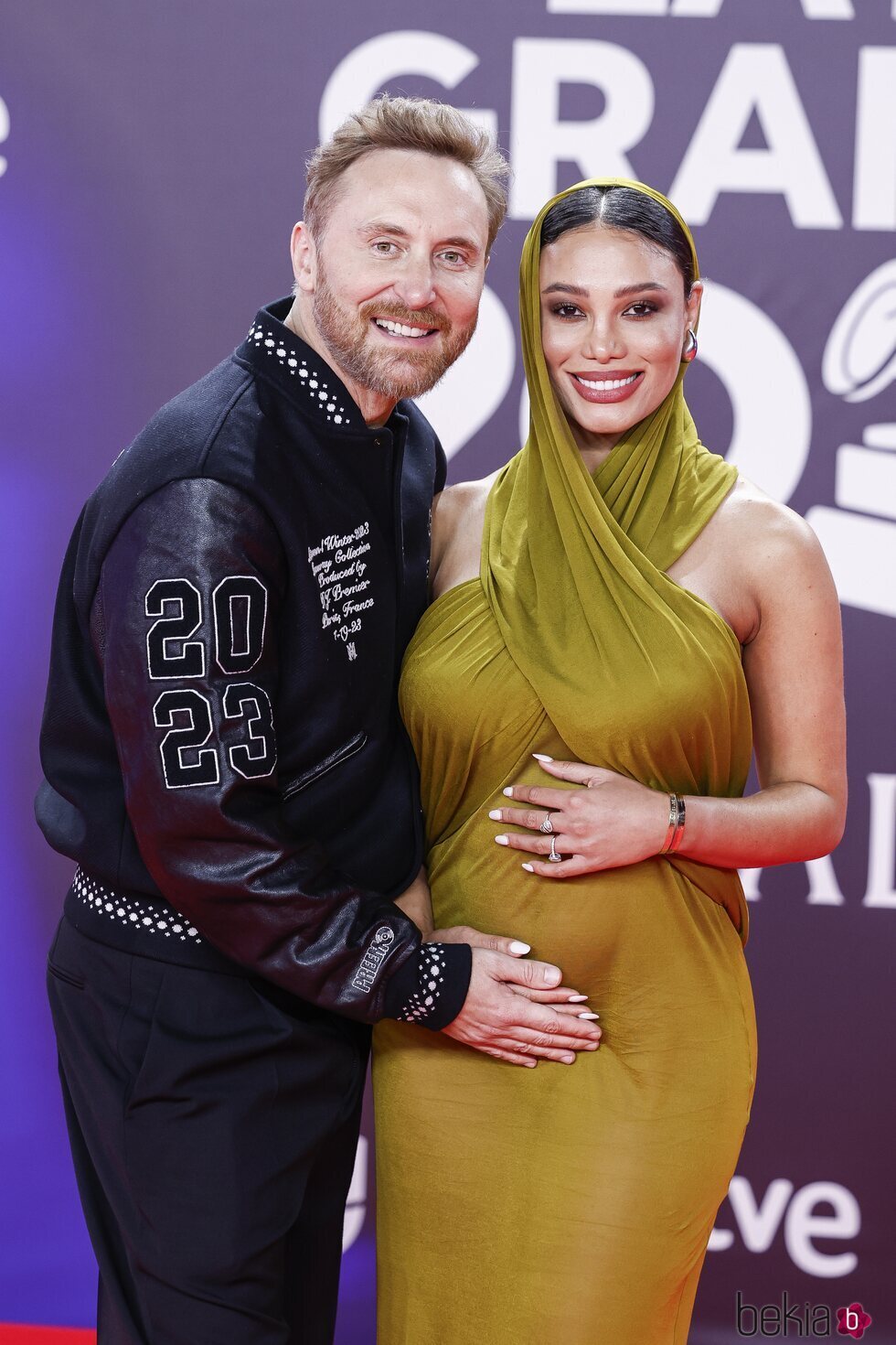 David Guetta junto a Jessica Ledon presumiendo de su próxima paternidad en la alfombra roja de los Grammy Latinos 2023