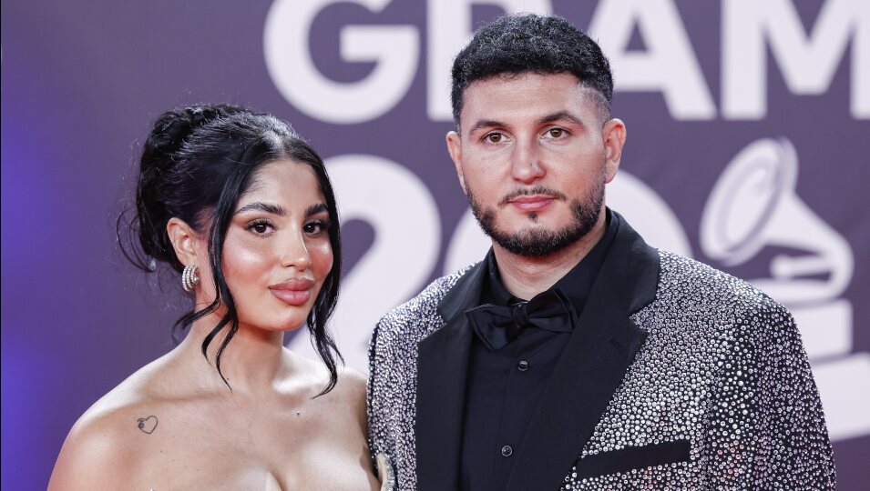 Omar Montes y su novia Lola Romero en la alfombra roja de los Grammy Latinos 2023