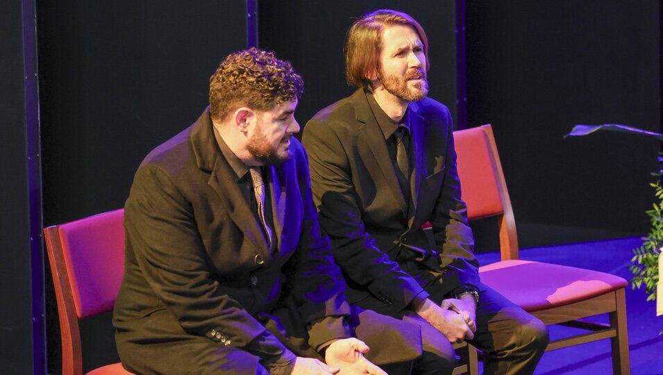 Los hijos de Concha Velasco, Paco y Manuel, en la capilla ardiente