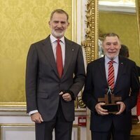 Los Reyes Felipe y Letizia sonríen junto al catedrático Dieter Ingenschay
