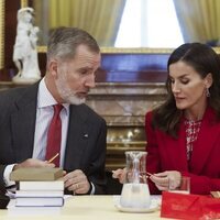 Los Reyes Felipe y Letizia hablando en la reunión del Patronato del Instituto Cervantes