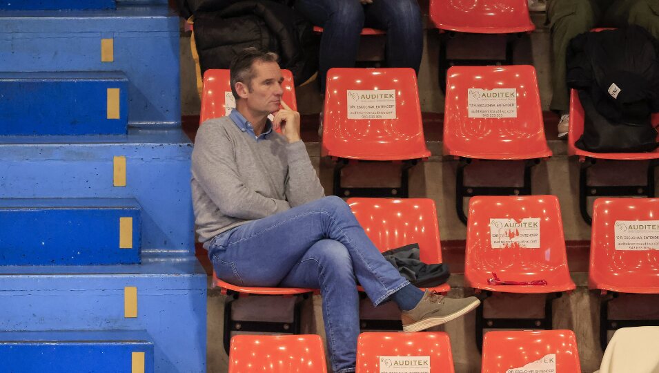 Iñaki Urdangarin viendo un partido de balonmano de su hijo Pablo en Irun