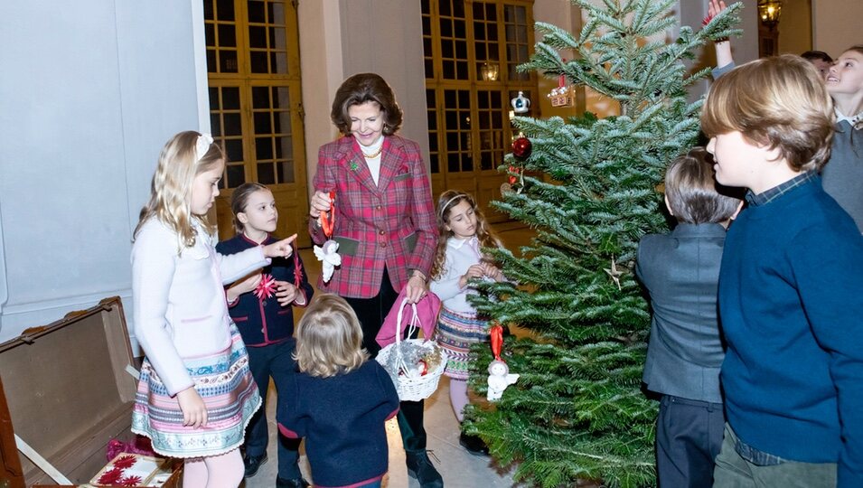 Silvia de Suecia decorando un árbol de Navidad con sus nietos
