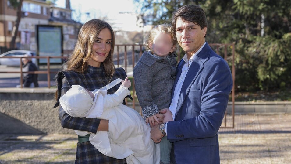 María Pombo y Pablo Castellano con sus hijos en el bautismo de Vega