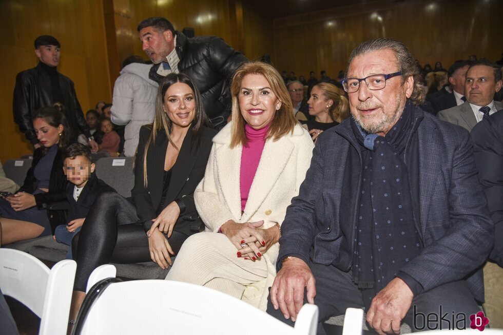 Lorena Gómez, los padres y el hijo de René Ramos en su entrega de la Medalla de Oro