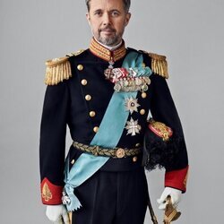 Foto oficial de Federico de Dinamarca con uniforme de gala