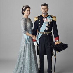 Retrato oficial de Federico y Mary de Dinamarca como Reyes