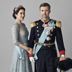 Primer retrato oficial de Federico y Mary de Dinamarca como Reyes