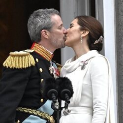 Federico y Mary de Dinamarca se besan tras convertirse en Reyes